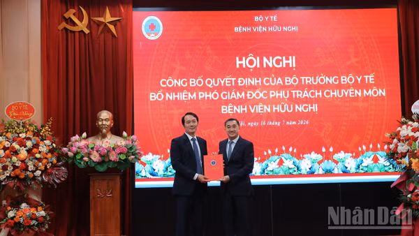 Thứ trưởng Y tế Trần Văn Thuấn trao quyết định bổ nhiệm Phó Giám đốc phụ trách chuyên môn Bệnh viện Hữu Nghị đối với Bác sĩ chuyên khoa II, Bác sĩ cao cấp hạng I Trần Đăng Khoa. 