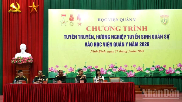 Lãnh đạo Học viện Quân y hướng dẫn, giải đáp những nội dung thông tin tuyển sinh vào Học viện Quân y năm 2026.