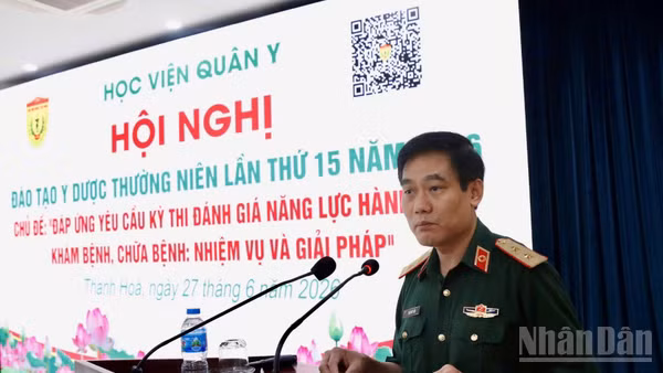 Trung tướng, Giáo sư, Tiến sĩ Trần Viết Tiến, Giám đốc Học viện Quân y phát biểu tại hội nghị.