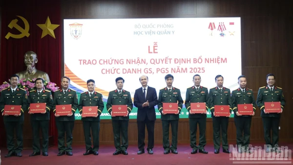 Giáo sư, Tiến sĩ Lê Quang Cường, Phó Chủ tịch Hội đồng Giáo sư Nhà nước trao Chứng nhận cho các nhà giáo của Học viện Quân y đạt tiêu chuẩn chức danh Giáo sư, Phó Giáo sư năm 2025.