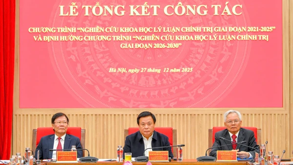 Các đồng chí chủ trì Lễ tổng kết. (Ảnh: THẾ ĐẠI)