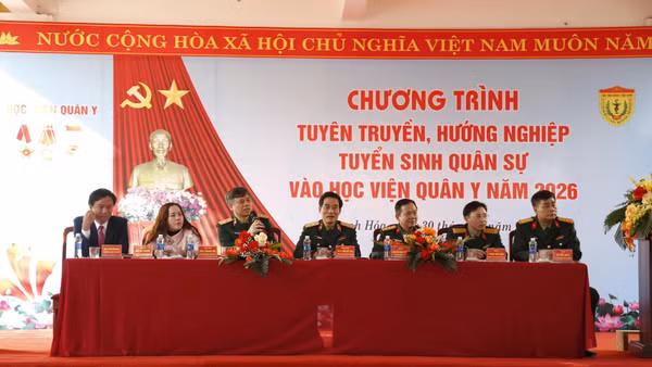 Lãnh đạo Học viện Quân y giải đáp các câu hỏi của học sinh liên quan đến thông tin tuyển sinh quân sự năm 2026. (Ảnh: TUẤN DŨNG)
