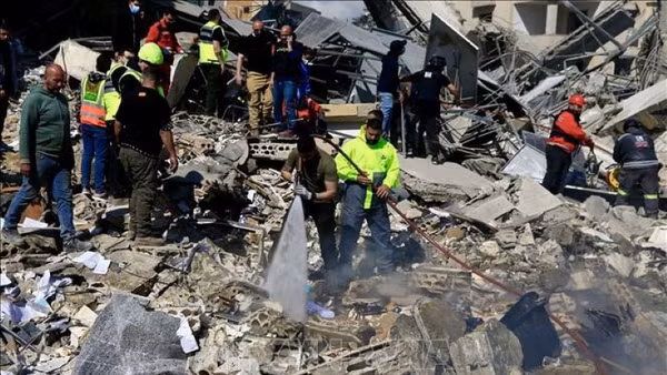 Lực lượng cứu hộ tìm kiếm các nạn nhân tại hiện trường đổ nát sau vụ không kích của Israel xuống thành phố Sidon, miền nam Liban, ngày 8/4/2026. (Ảnh: THX/TTXVN)