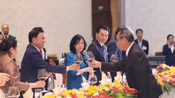 Thường trực Ban Bí thư Trần Cẩm Tú dự chiêu đãi trọng thể do Thường trực Ban Bí thư Trung ương Đảng nhân dân Cách mạng Lào Vilay Lakhamphong chủ trì. (Ảnh: TTXVN)