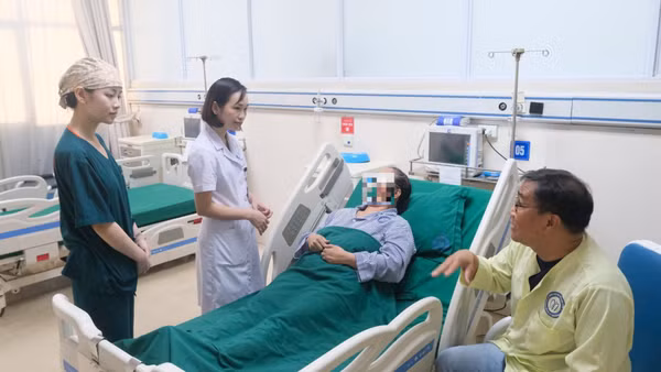 Bệnh nhân được chăm sóc y tế sau phẫu thuật. (Ảnh: BVCC)