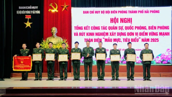 Đại tá Phạm Hồng Phong, Bí thư Đảng ủy, Chính ủy Bộ đội Biên phòng thành phố trao thưởng cho các tập thể có thành tích xuất sắc trong Phong trào Thi đua Quyết thắng năm 2025.