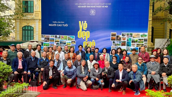 Đại biểu cùng các nghệ sĩ nhiếp ảnh cao tuổi chụp ảnh lưu niệm tại triển lãm.