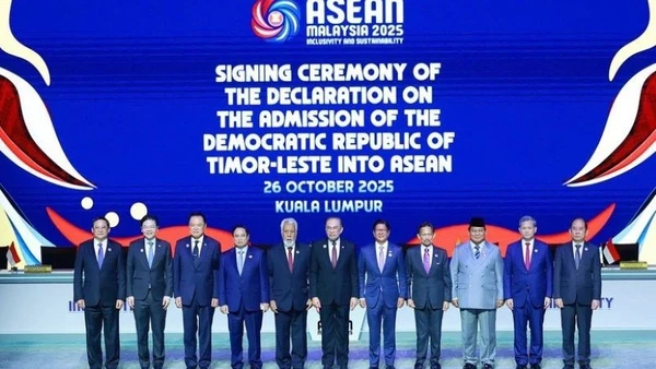 Lãnh đạo các nước ASEAN chứng kiến lễ ký tuyên bố về việc kết nạp Timor-Leste vào ASEAN. (Ảnh: VGP/Nhật Bắc)