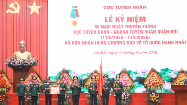Thừa ủy quyền của Chủ tịch nước, Đại tướng Nguyễn Trọng Nghĩa, Ủy viên Bộ Chính trị, Bí thư Trung ương Đảng, Ủy viên Thường vụ Quân ủy Trung ương, Chủ nhiệm Tổng cục Chính trị Quân đội nhân dân Việt Nam trao Huân chương Bảo vệ Tổ quốc hạng Nhất tặng Cục Tuyên huấn. 