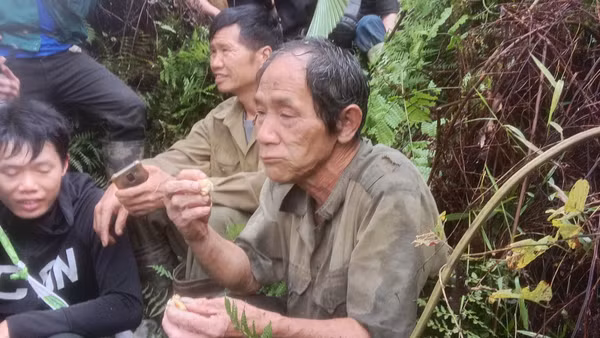 Ông Triệu Chàn Tá khi được tìm thấy trên rừng trong tình trạng sức khỏe bình thường. 