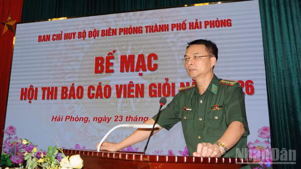 Đại tá Phạm Hồng Phong, Chính ủy Bộ đội Biên phòng thành phố Hải Phòng phát biểu tại Hội thi.