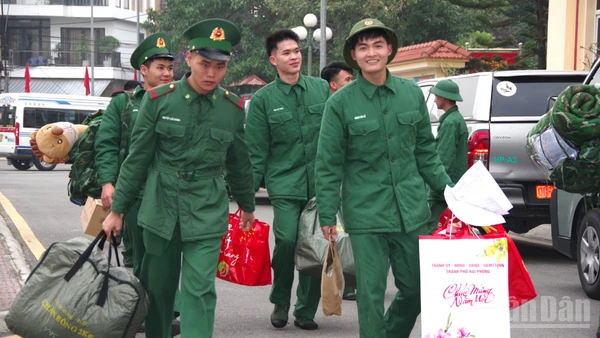 Các chiến sĩ hoàn thành nghĩa vụ quân sự, trở về địa phương.