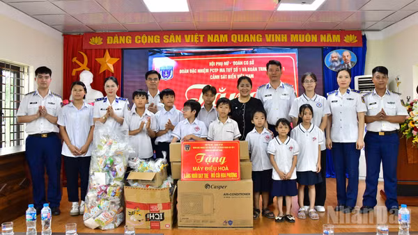 Cán bộ, chiến sĩ Cảnh sát biển thăm, tặng quà các cháu thiếu nhi tại Trung tâm chăm sóc xã hội và bảo trợ trẻ em Hoa Phượng.