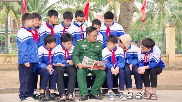 Bộ đội Biên phòng thành phố Hải Phòng đồng hành trong chương trình “Nâng bước em tới trường”.