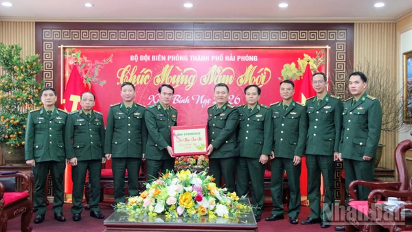 Trung tướng Vũ Trung Kiên thay mặt Đảng ủy, Bộ Tư lệnh Bộ đội Biên phòng tặng quà cho cán bộ, chiến sĩ Bộ đội Biên phòng thành phố nhân dịp Tết Nguyên đán Bính Ngọ 2026.