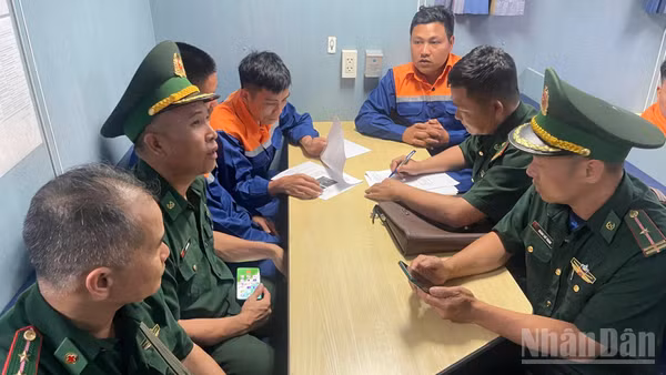 Cán bộ Ban Chỉ huy Biên phòng cửa khẩu cảng Hải Phòng làm thủ tục tiếp nhận thuyền viên bị nạn.