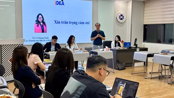 Phó Giáo sư, Tiến sĩ Nguyễn Hồng Quân trao đổi về cơ hội và thách thức khi ứng dụng AI trong thương mại điện tử. (Ảnh: Trường đại học Ngoại thương cung cấp)