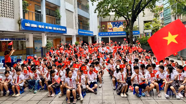Buổi sinh hoạt dưới cờ của Trường tiểu học Chu Văn An A, phường Tây Hồ, thành phố Hà Nội.