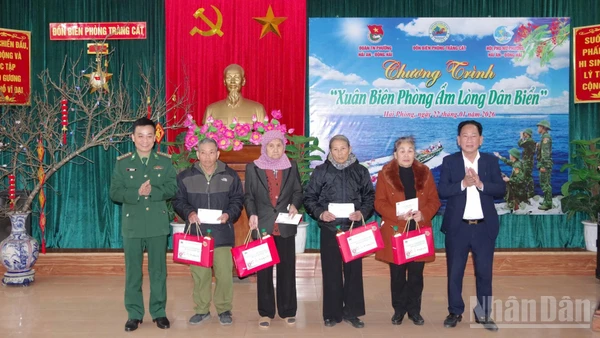 Đại tá Kiều Mạnh Hiệp, Phó chính ủy Bộ đội Biên phòng Hải Phòng và Phó Chủ tịch Ủy ban nhân dân phường Hải An Bùi Quang Ngân trao quà cho các gia đình có hoàn cảnh khó khăn.