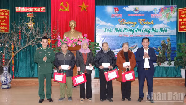 Đại tá Kiều Mạnh Hiệp, Phó chính ủy Bộ đội Biên phòng Hải Phòng và Phó Chủ tịch Ủy ban nhân dân phường Hải An Bùi Quang Ngân trao quà cho các gia đình có hoàn cảnh khó khăn.