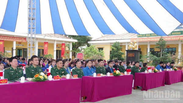 Các đại biểu tham dự chương trình phát động.