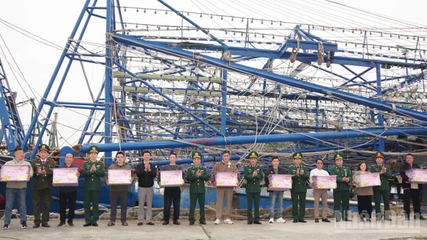 Đại tá Kiều Mạnh Hiệp, Phó Chính ủy Bộ đội Biên phòng thành phố và đồng chí Nguyễn Trọng Nghĩa, Chủ tịch Ủy ban nhân dân phường Nam Triệu trao quà cho ngư dân.