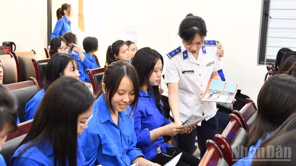 Phát tờ rơi tuyên truyền phòng chống ma túy cho đoàn viên thanh niên.