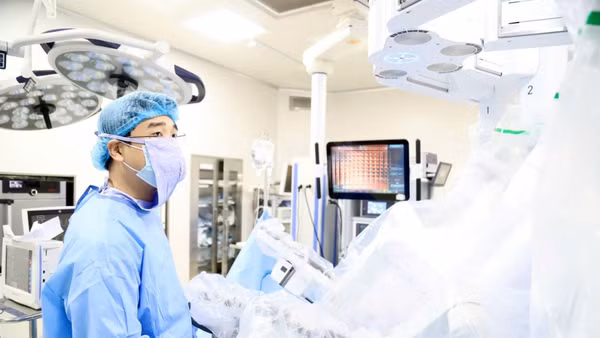 Ê-kíp các bác sĩ Bệnh viện K thực hiện ca phẫu thuật bằng robot cho bệnh nhân.