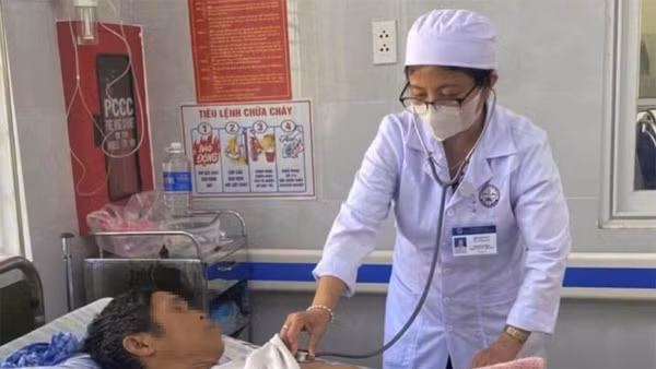 Một bệnh nhân ngộ độc sau khi ăn ve sầu, điều trị tại Bệnh viện đa khoa khu vực Hướng Hóa. (Ảnh: MINH ANH)
