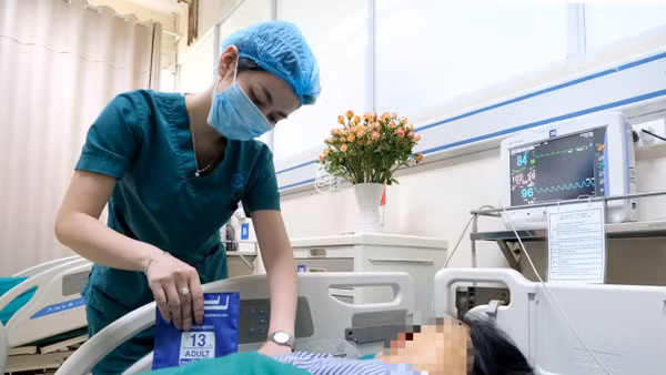 Bác sĩ Bệnh viện Nội tiết Trung ương khám và chăm sóc cho bệnh nhân. (Ảnh minh họa)