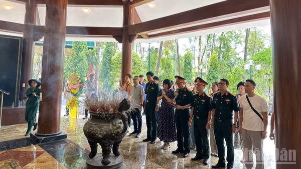 Các đại biểu Đoàn công tác Khoa Công tác đảng, công tác chính trị (Học viện Quân y) dâng hương, tri ân tại Khu di tích lịch sử quốc gia đặc biệt Ngã ba Đồng Lộc (Hà Tĩnh).