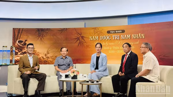 Các diễn giả tham gia tọa đàm. (Ảnh: HÀ MINH)