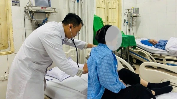 Bác sĩ Bệnh viện Nội tiết Trung ương thăm khám và điều trị cho bệnh nhân.