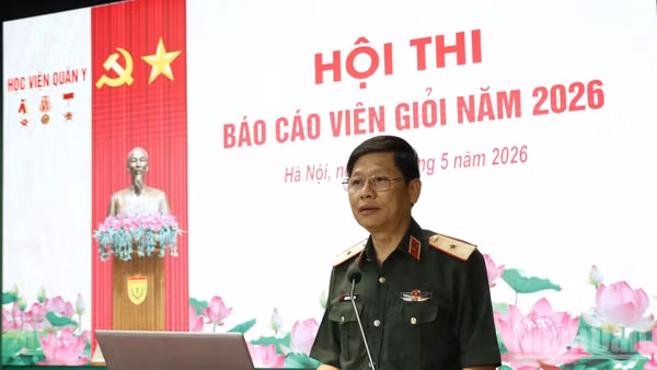 Thiếu tướng, Phó Giáo sư, Tiến sĩ Nguyễn Văn Nam, Ủy viên Ban Thường vụ Đảng ủy, Phó Chính ủy Học viện Quân y phát biểu khai mạc hội thi.