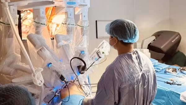 Ê-kíp bác sĩ Bệnh viện K phẫu thuật nội soi bằng robot cho người bệnh.