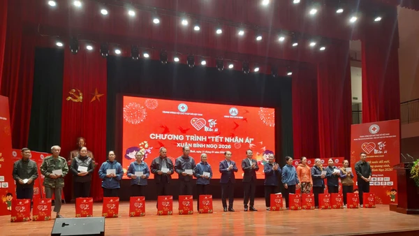 Đồng chí Phạm Tất Thắng, Phó Trưởng Ban Tuyên giáo và Dân vận Trung ương và đồng chí Đặng Xuân Phong, Bí thư Tỉnh ủy Ninh Bình trao quà cho người dân.