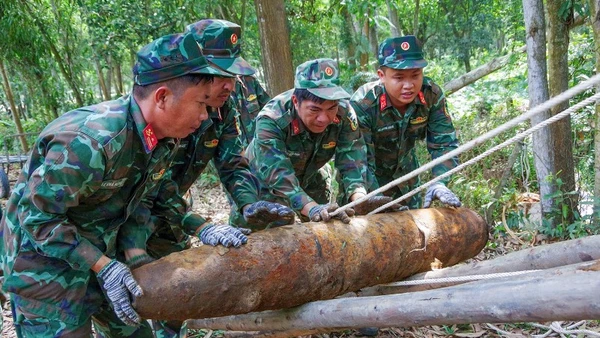 Đưa bom lên xe vận chuyển đến khu tập kết hủy nổ.