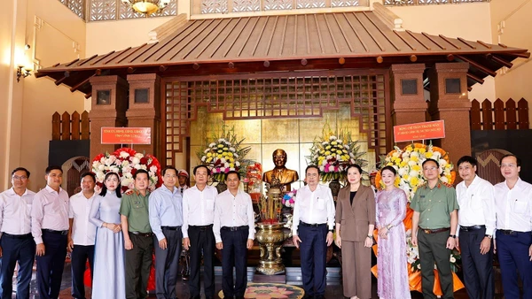 Chủ tịch Quốc hội Trần Thanh Mẫn dâng hoa, dâng hương tưởng nhớ đồng chí Võ Văn Kiệt. (Ảnh: TTXVN)