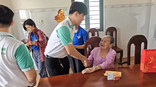 Nhiều hoạt động tri của sinh viên Thành phố Hồ Chí Minh tri ân người có công trong dịp lễ 30/4 và 1/5.