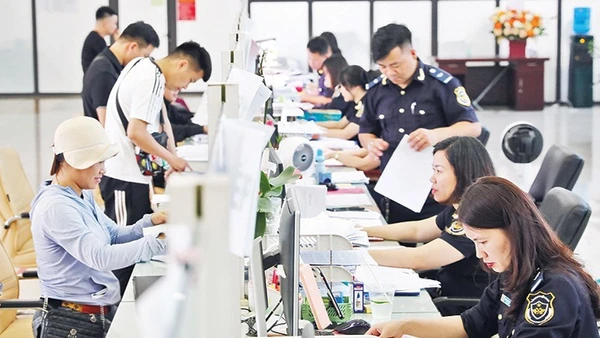 Làm thủ tục thông quan hàng hóa tại cửa khẩu Hữu Nghị (Lạng Sơn). (Ảnh: ANH QUÂN)