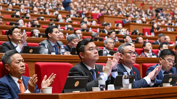 Các đại biểu dự phiên thảo luận ở hội trường chiều 21/1.