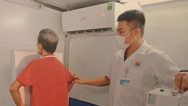 Chụp X-quang sàng lọc bệnh lao cho người dân. (Ảnh: BVCC)