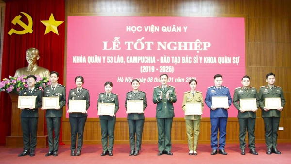 Đại tá, Giáo sư, Tiến sĩ Nguyễn Duy Bắc, Phó Giám đốc Học viện Quân y tặng Giấy khen cho các học viên có thành tích tiêu biểu trong quá trình học tập.
