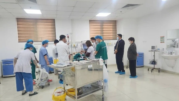 Lãnh đạo phường Hà Đông đến Bệnh viện đa khoa Hà Đồng thăm hỏi, động viên người bị nạn trong vụ cháy. (Ảnh: Phường Hà Đông)