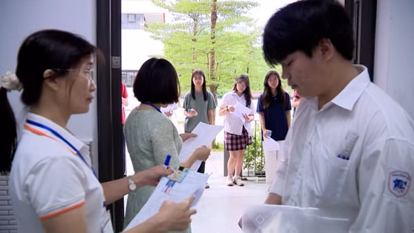 Học sinh làm thủ tục, chuẩn bị bước vào kỳ thi lớp 10 trung học phổ thông công lập.