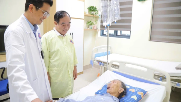 Bác sĩ Bệnh viện K thăm khám cho cụ B. sau phẫu thuật.