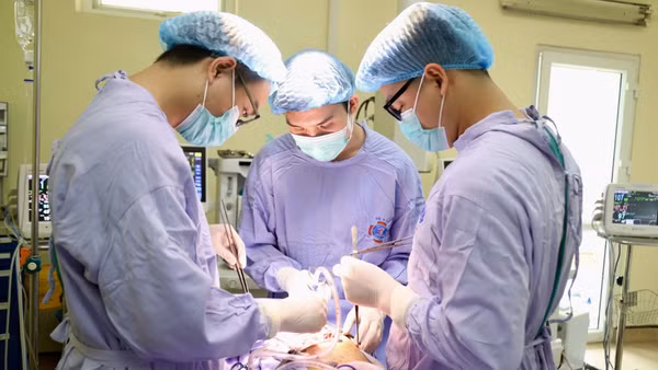 Ê-kíp bác sĩ Bệnh viện K thực hiện ca phẫu thuật cho bệnh nhân. (Ảnh: THÁI HÀ)
