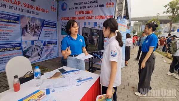 Tư vấn trực tiếp giữa nhà trường và học sinh.