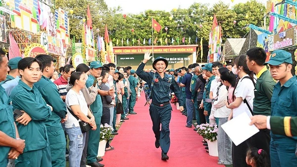 Không khí phấn khởi của các tân binh ngày nhập ngũ. (Ảnh: BÁO NHÂN DÂN)