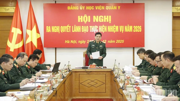 Trung tướng, Phó Giáo sư, Tiến sĩ Nghiêm Đức Thuận, Bí thư Đảng ủy, Chính ủy Học viện Quân y chủ trì hội nghị.